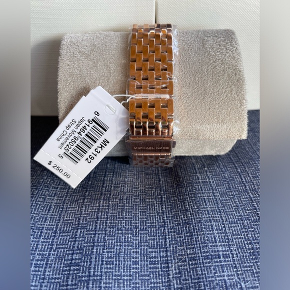 Michael Kors
Women's Darci Rose Gold-Tone Stainless Steel Bracelet Watch - Picture 2 of 5